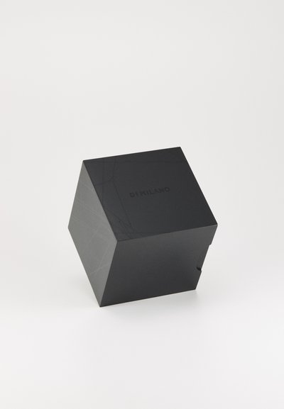 Sort geometrisk boks med en mat overflade, der har minimalistisk præget tekst "D1 MILANO" og subtile linjemønstre på overfladen.