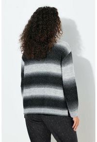 Neulottu neulepaita harmaan liukuvärisävyissä, jossa on väljähkö istuvuus, resorit hihansuissa ja pehmeä pinta vaakaraitoineen.