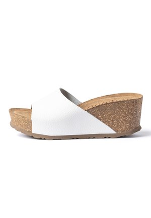 Sandalia cuña blanca tipo slip-on con plataforma de corcho texturizado y puntera abierta, vista lateral sobre fondo blanco.