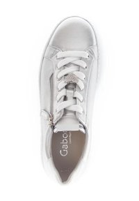 Sneaker argento metallico con lacci bianchi, cerniera laterale e dettagli testurizzati. Presenta una punta arrotondata e un interno imbottito.