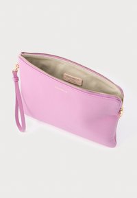 Roosa nahast kott, millel on tekstuuriga pind, kuldne tõmblukk ja randmerihm. Siseosa on beež ning sees on nähtav silt.