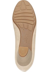Beige schoenzool met rubbermateriaal, gestructureerde grippatronen en ronde hakdetails. Gabor-logo geperst op de zijkant.