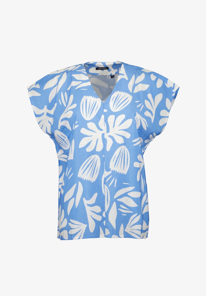 Lichtblauwe top met een V-hals en korte dolmanmouwen. De stof heeft een opvallend wit bloemen- en bladerenpatroon.