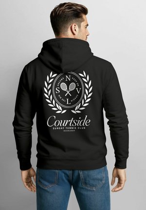Schwarzer Hoodie mit einem weißen Logo, das Tennisschläger, Lorbeerakzente und den Text "Courtside Sunday Tennis Club" auf dem Rücken zeigt.