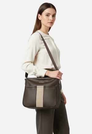 Borsa a tracolla in pelle marrone con finitura testurizzata e dettaglio a strisce beige. Presenta una tracolla lunga regolabile e una chiusura con cerniera.