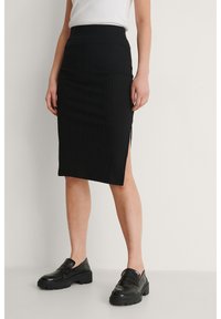 NA-KD Pouzdrová sukně - black