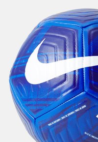 Nike-Fußball mit einem sechseckigen Mehrlagetexturdesign in Blau-Schattierungen, mit strukturierter Oberfläche und einem auffälligen weißen Logo.