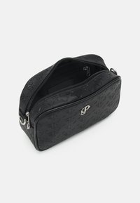 Crna torba preko ramena od embosirane kože s zatvaračem na zip. Sadrži srebrne detalje i ima strukturirani pravokutni oblik.