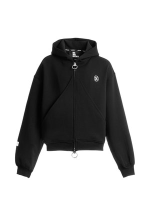 Sudadera negra con cremallera, costura triangular en la parte delantera, tiradores redondos de la cremallera, un pequeño logo redondo en el pecho y puños y dobladillo acanalados.