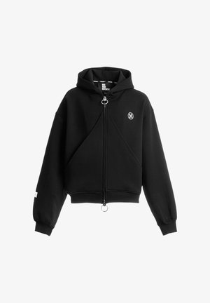 Sudadera negra con cremallera, costura triangular en la parte delantera, tiradores redondos de la cremallera, un pequeño logo redondo en el pecho y puños y dobladillo acanalados.