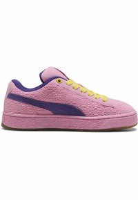 Lyserød tekstureret sneakersko med lilla detaljer, gule snørebånd og en gummisål. Har et bølgende mønster på overdelen og et klassisk design.