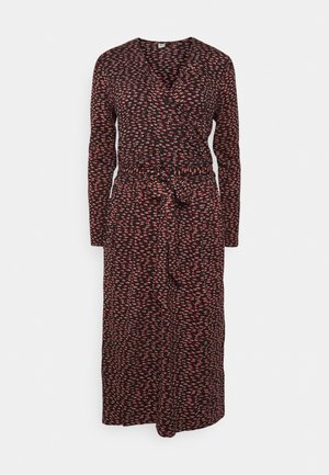 Vestido midi cruzado de manga larga con fondo negro y pequeño estampado floral rosa, que cuenta con un cinturón para atar en la cintura y escote en V.