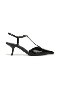 Zwarte lakleren slingback hak met spitse neus, verstelbare enkelband en een slanke stilettohak. Zachte textuur en glanzende afwerking.