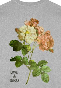 Tessuto grigio con un design floreale che presenta rose bianche e pesche e foglie verdi, insieme al testo "AMORE & ROSE" in basso.