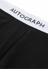 Czarne bawełniane szorty bokserki z białym elastycznym paskiem, z napisem "AUTOGRAPH" w czarnym kolorze z przodu.