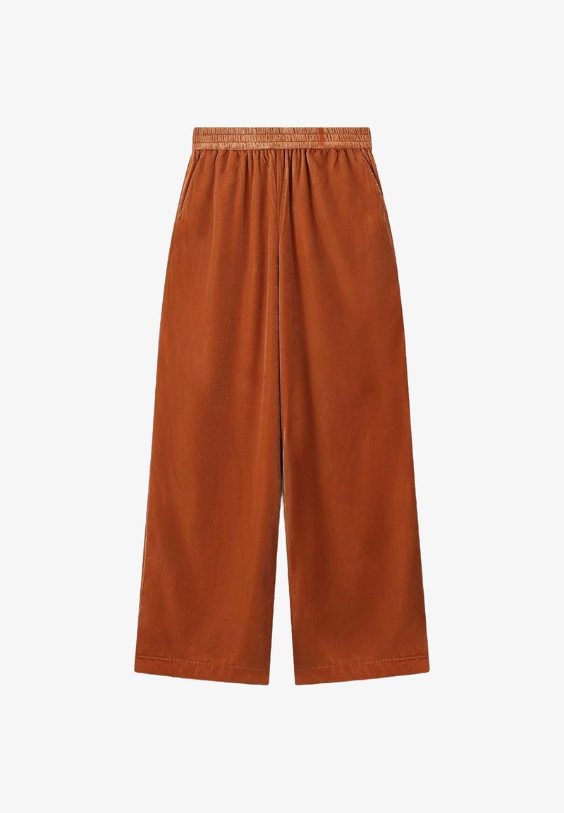 Pantalon orange à jambes larges avec une ceinture élastique, doté de deux poches latérales et d'une texture de tissu lisse.