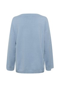 Maglione azzurro chiaro a maglia con scollo ampio, spalle cadenti e maniche a tre quarti. Texture morbida e vestibilità rilassata, senza chiusure visibili.