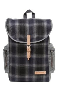 Ryggsäck med marinblå och grå rutigt tyg, grå sidofickor, läderremmar och ett viklock med spänne.