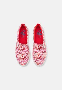 Snygga slip-on skor med vit bas, prydda med ett mönster av röda och rosa hjärtan, röd innersula och en strukturerad vit sula.