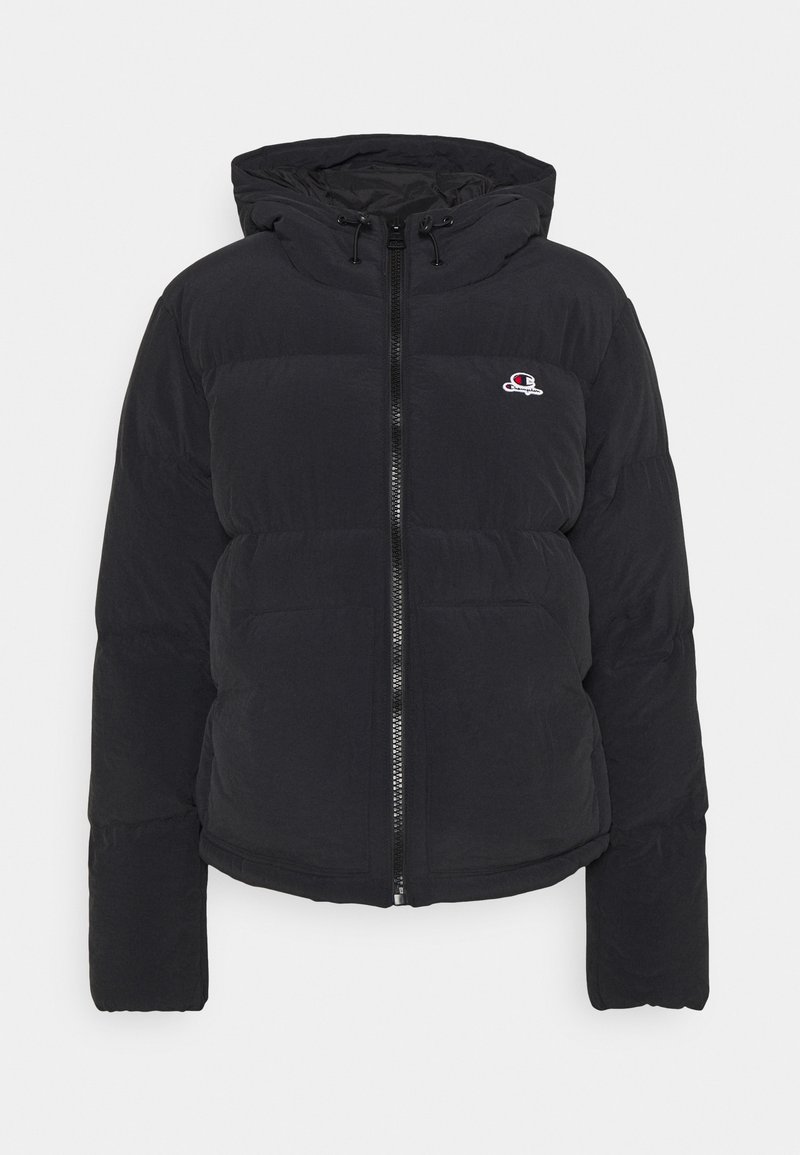 Svart puffjacka med dragkedja fram, huva och elastiska muddare. Har en liten logotyp på bröstet och ett quiltat mönster för isolering.