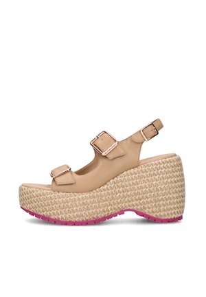 Sandalo beige con zeppa, suola platform intrecciata, due cinturini regolabili con fibbie sopra il piede e cinturino regolabile alla caviglia con fibbie dorate.
