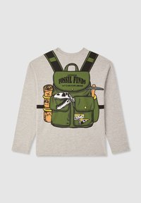 Maglietta a maniche lunghe grigio chiaro con una grafica colorata di uno zaino verde con fossili, attrezzi e motivi di avventura.