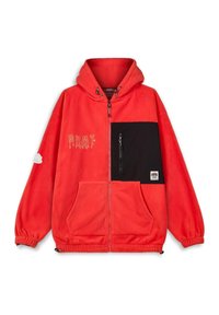 Sudadera con capucha de forro polar rojo con un bolsillo en el pecho negro, cremallera frontal, capucha ajustable y dos bolsillos delanteros. Presenta el diseño de texto "GRMY".