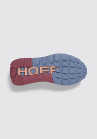 Semelle de chaussure avec une base en caoutchouc texturé, présentant des couleurs bleue et bordeaux. Le mot "HOFF" est imprimé en orange.