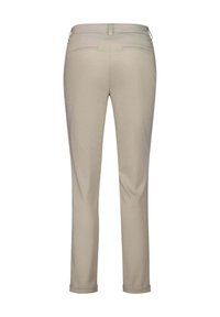 Pantaloni beige su misura con una vestibilità slim, caratterizzati da una texture liscia, due tasche posteriori e orli piegati alla caviglia.