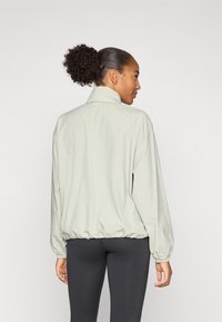 New Balance ATHLETICS PACKABLE JACKET - Vodootporna jakna - garter snake
