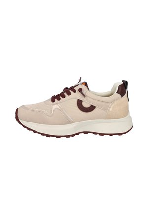 Zapatilla casual beige y marrón con cierre de cordones, talón con textura, suela acolchada y detalle de logo redondo en el lateral.