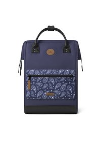 Sac à dos bleu marine avec une poche frontale à motif paisley, des accents en cuir noir, de forme rectangulaire et une poignée supérieure. Compartiments zippés inclus.
