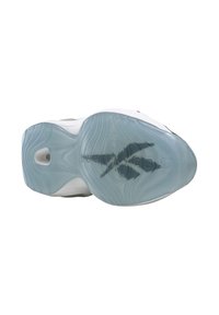 Suola di una sneaker caratterizzata da un fondo in gomma blu traslucido, modelli a onda testurizzati e una parte superiore bianca con accenti neri.