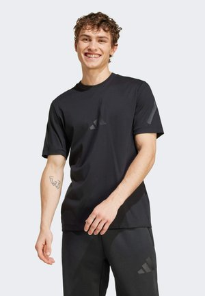 Zwart sport T-shirt met korte mouwen, gladde textuur, met een subtiel logo in een donkere schaduw, gecombineerd met bijpassende zwarte broek.