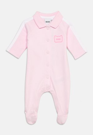 Babypink romper met lange mouwen en voetjes, voorzien van witte strepen op de schouders, drukknoopsluiting aan de voorkant, en een klein geborduurd logo in de vorm van een kat.
