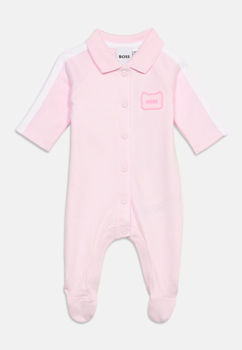 Βρεφικό ροζ φορμάκι με μακριά μανίκια και ποδαράκια, με λευκές ρίγες στους ώμους, εμπρόσθια κούμπωμα με κουμπιά και μικρό κεντημένο λογότυπο σε σχήμα γάτας.