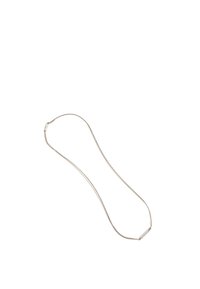 Collier chaîne ton argent avec un pendentif rectangulaire lisse au centre, doté d'une chaîne fine texturée de style serpent.