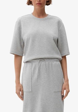 Sudadera corta de algodón gris, de manga corta, con cuello redondo, corte relajado y textura suave, combinada con pantalones a juego con cintura ajustable y bolsillos.