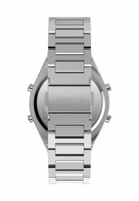 Montre en acier inoxydable argent métallique avec une finition brossée, des maillons plats et un logo "TIMEX" embossé au dos, équipée de trois poussoirs.