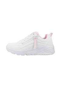 Zapatilla deportiva blanca con detalles en rosa, que presenta un upper texturizado, cierre de cordones y una suela acolchada para mayor soporte.