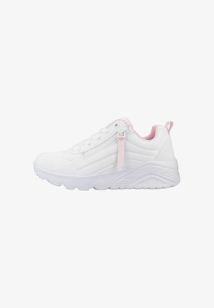 Zapatilla deportiva blanca con detalles en rosa, que presenta un upper texturizado, cierre de cordones y una suela acolchada para mayor soporte.