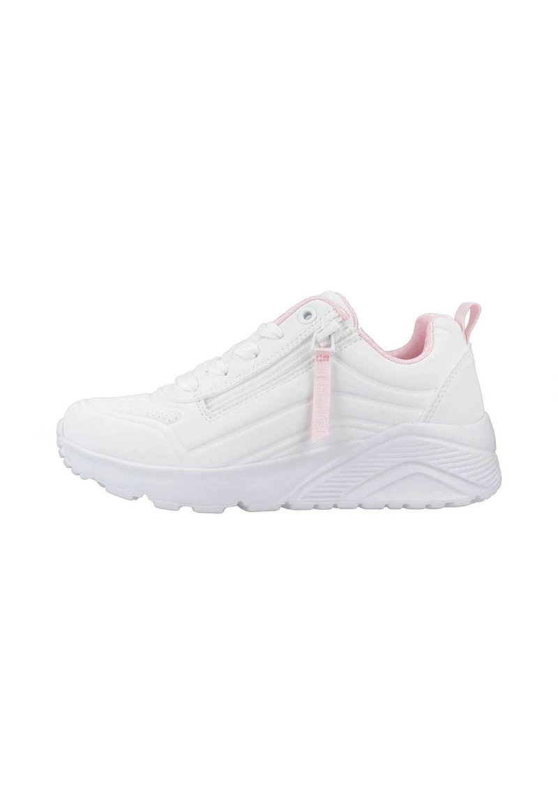 Zapatilla deportiva blanca con detalles en rosa, que presenta un upper texturizado, cierre de cordones y una suela acolchada para mayor soporte.