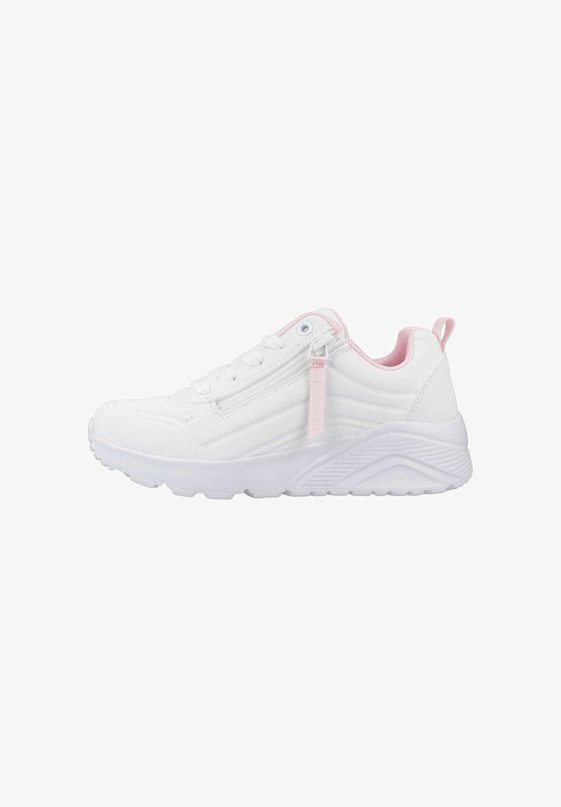 Zapatilla deportiva blanca con detalles en rosa, que presenta un upper texturizado, cierre de cordones y una suela acolchada para mayor soporte.