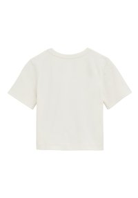 Camiseta de manga corta y cuello redondo en algodón blanco roto. Textura suave con un corte relajado, presenta un dobladillo estándar y sin logotipos ni diseños visibles.