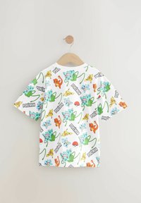 Koszulka dziecięca z krótkim rękawem na białym tle, z kolorowymi postaciami i logo Pokémon w powtarzającym się wzorze.