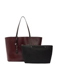 Bordowa skórzana torba typu tote z długimi brązowymi uchwytami oraz czarna saszetka na zamek. Gładkie tekstury, minimalna ilość metalowych elementów i nowoczesny design.