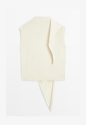 Débardeur crème sans manches en tissu tricot doux. Présente un dos drapé unique, avec une queue pointue qui s'étend vers le bas.