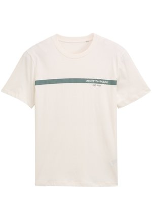 Světle krémové tričko s horizontálním zeleným pruhem a textem "DENIM TOM TAILOR EST. 2007" v moderním písmu. Jednoduchý, neformální design.