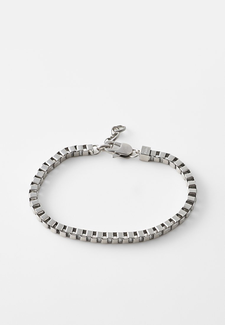 Silbernes Metallarmband mit quadratischen Gliedern, einem Verschluss und einer verstellbaren Kette für Größenvariationen. Glatte Textur mit polierter Oberfläche.