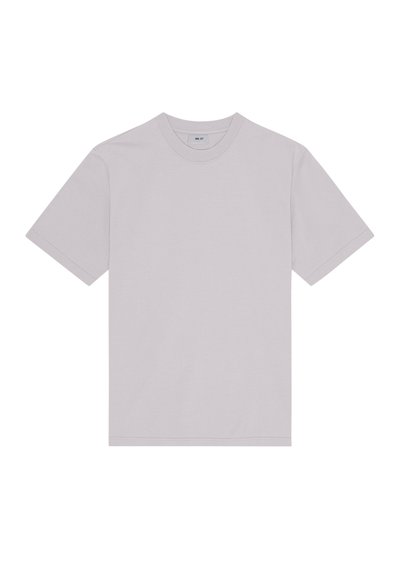 T-shirt uni gris clair à manches courtes et col rond, avec un ourlet droit et une petite étiquette de marque à l’intérieur du col.